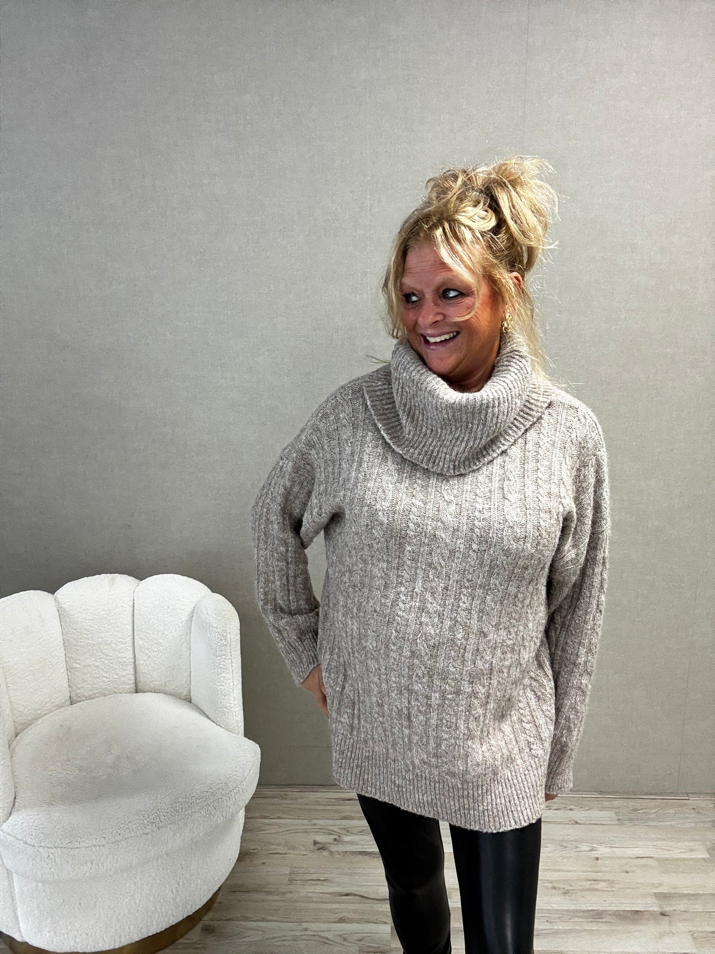 Coltrui Romy – Oversized Trui met Ruime Col Grijs