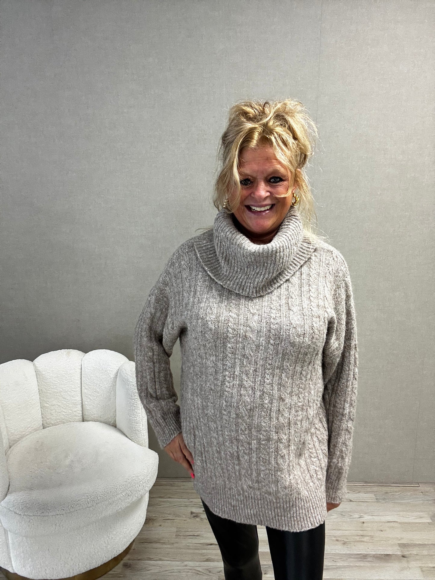 Coltrui Romy – Oversized Trui met Ruime Col Grijs