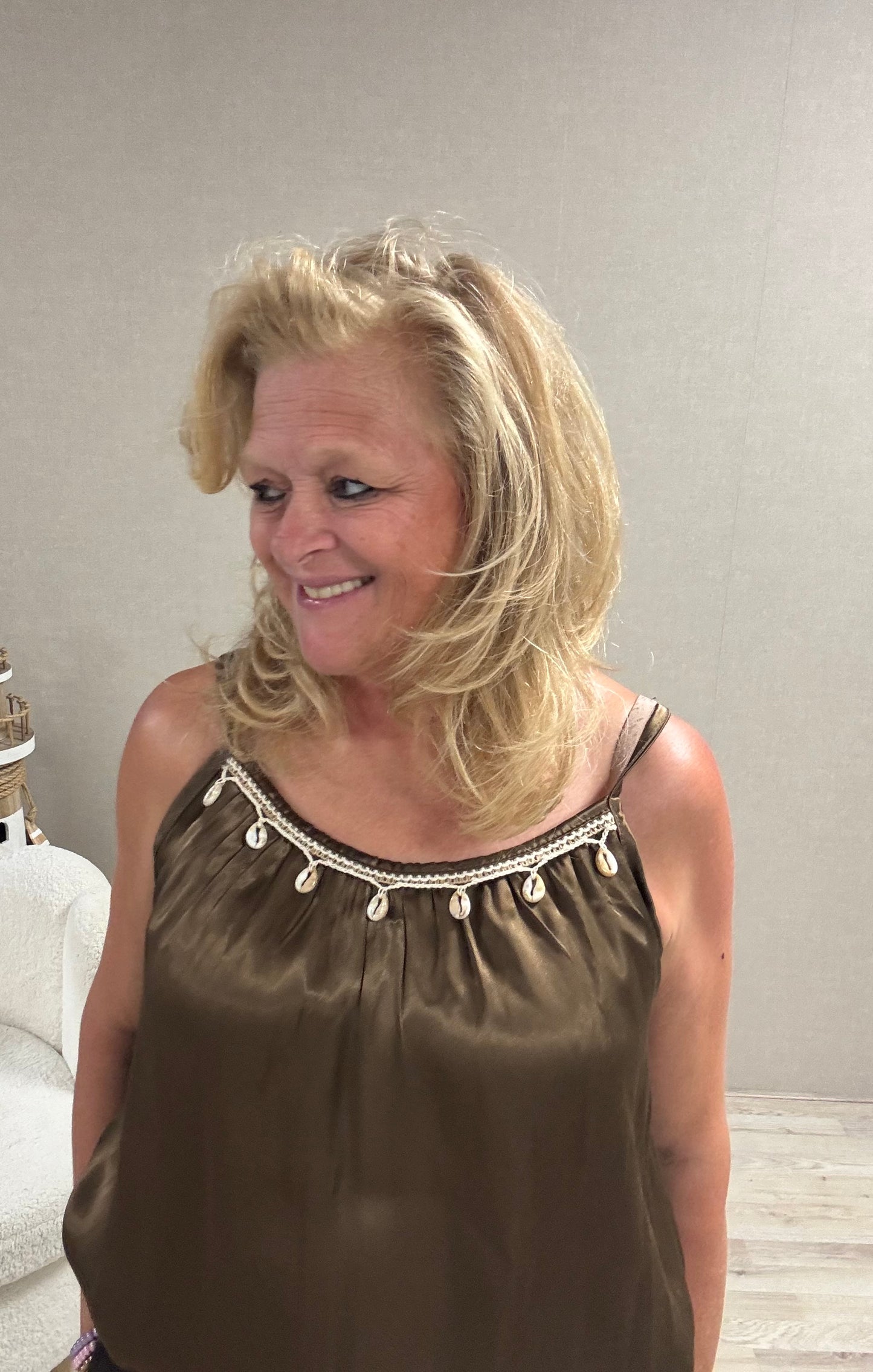 Silky top met schelpjes Vera-Jo Donkerbruin