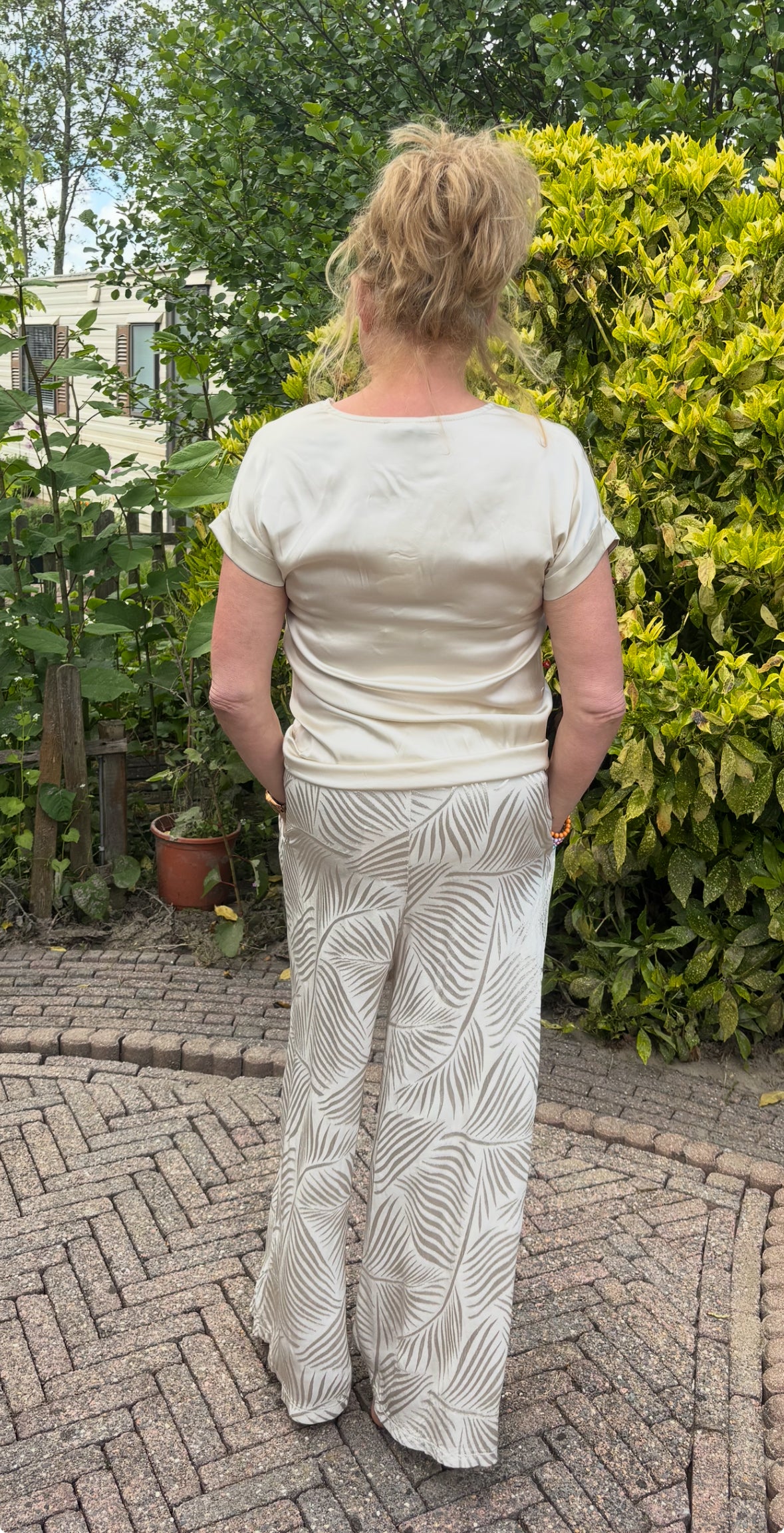 Lichtbeige glans shirt van Vera Jo