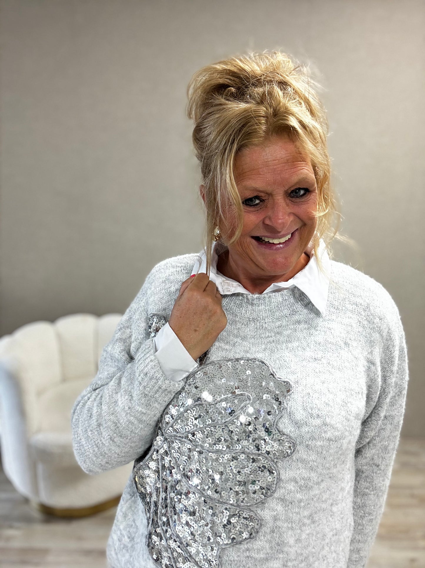 Trui met Pailletten Flower – Grijs