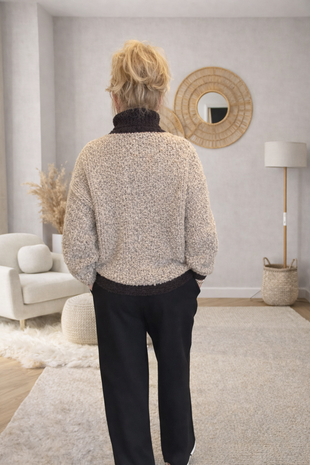 Bouclé trui met luchtige col – beige/bruin