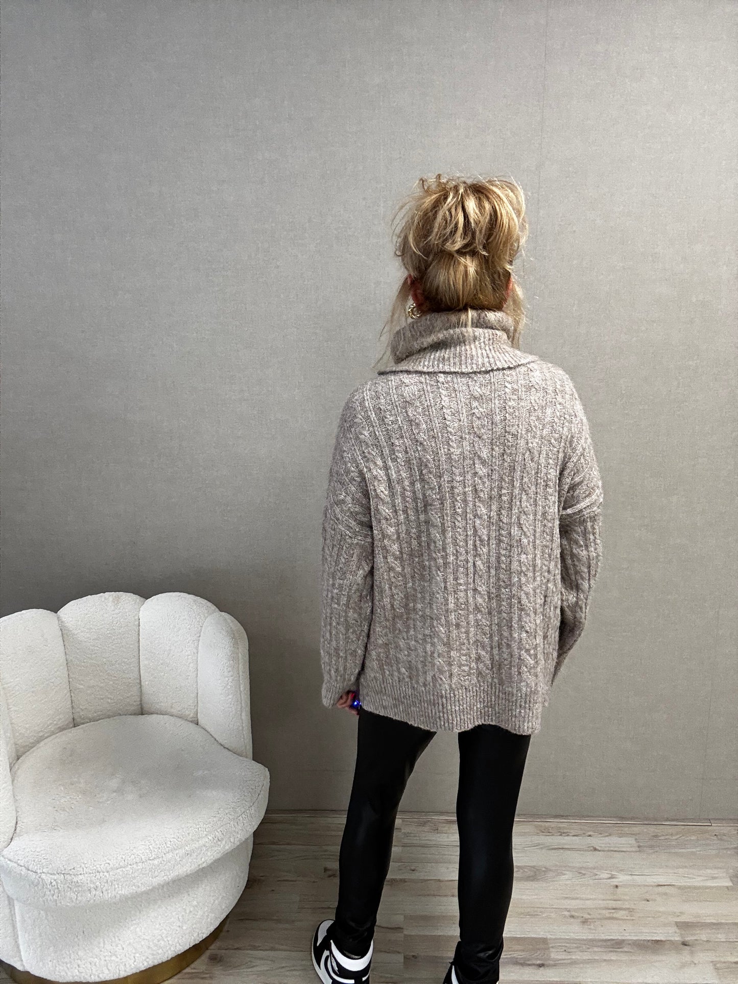 Coltrui Romy – Oversized Trui met Ruime Col Grijs