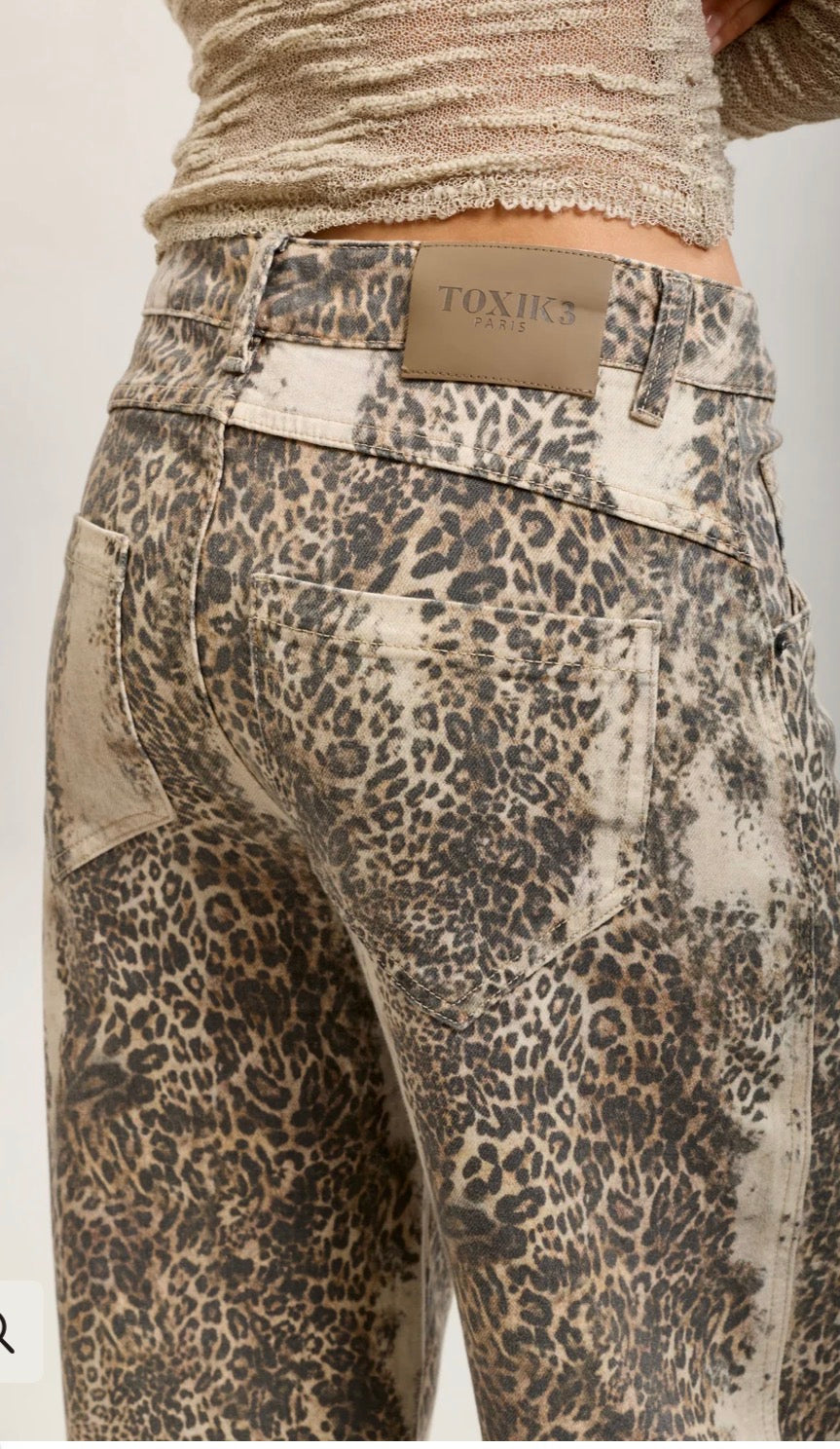 TOXIK3 STRETCH DENIM BALLONJEANS MET LUIPAARDPRINT