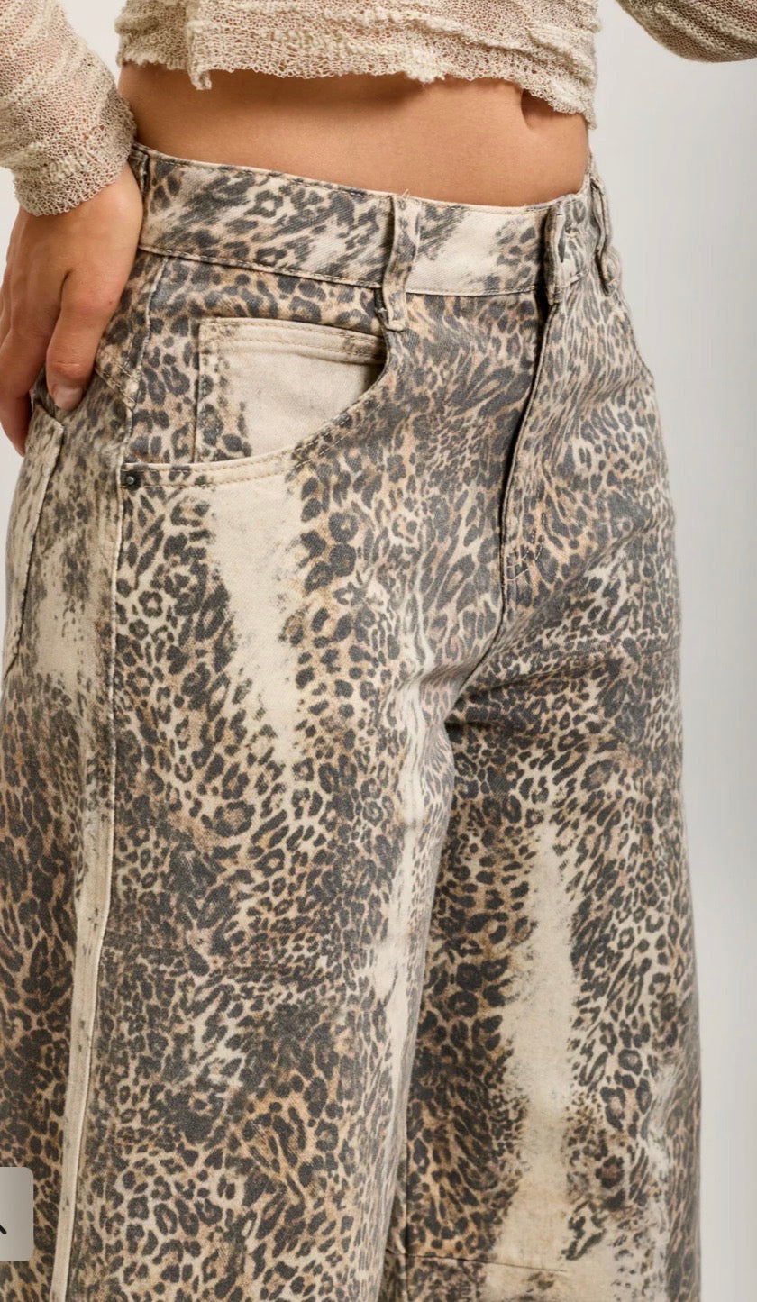 TOXIK3 STRETCH DENIM BALLONJEANS MET LUIPAARDPRINT