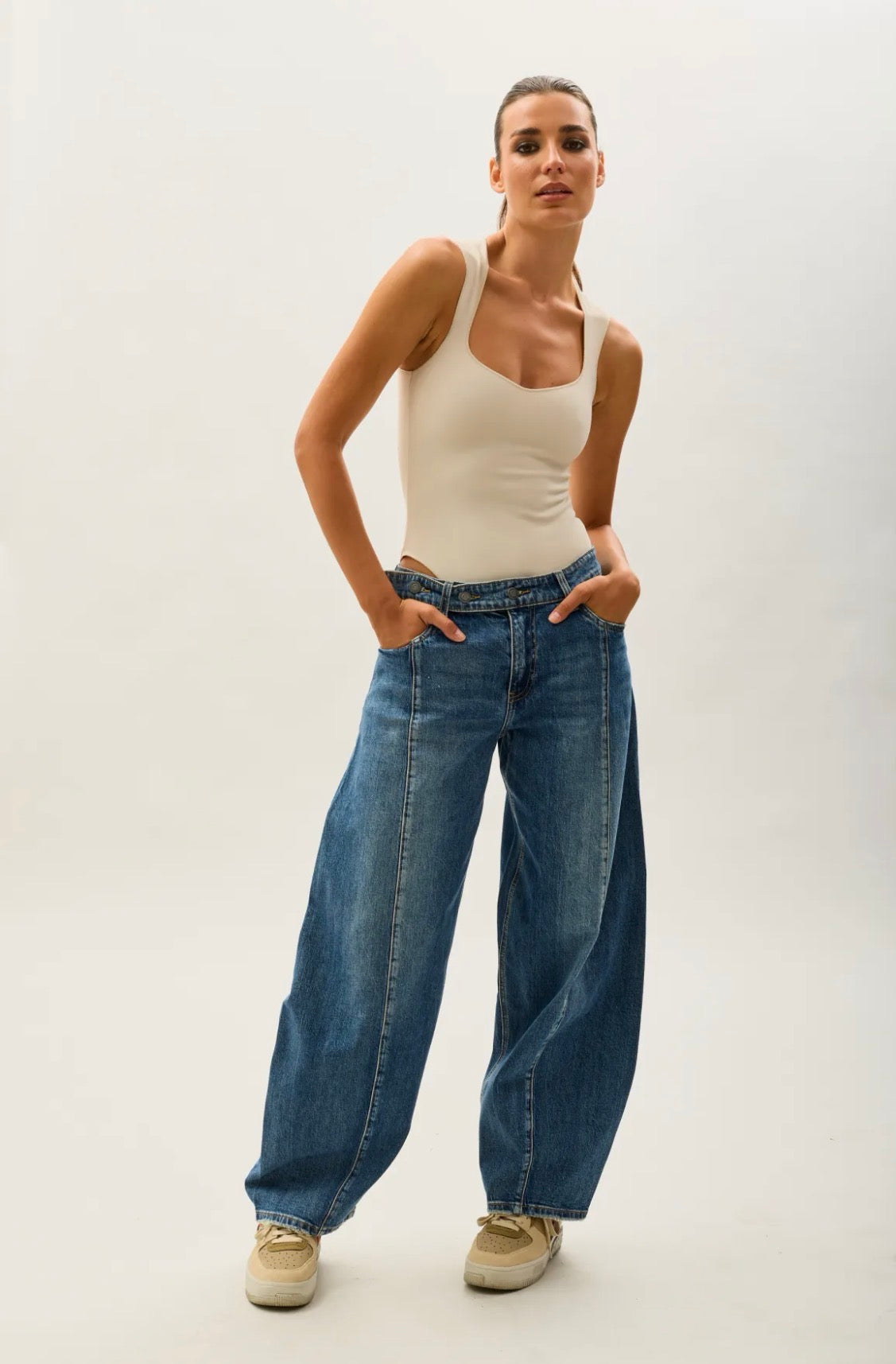 TOXIK3 STRETCHDENIM BALLONJEANS MET KNOPEN AAN DE VOORKANT