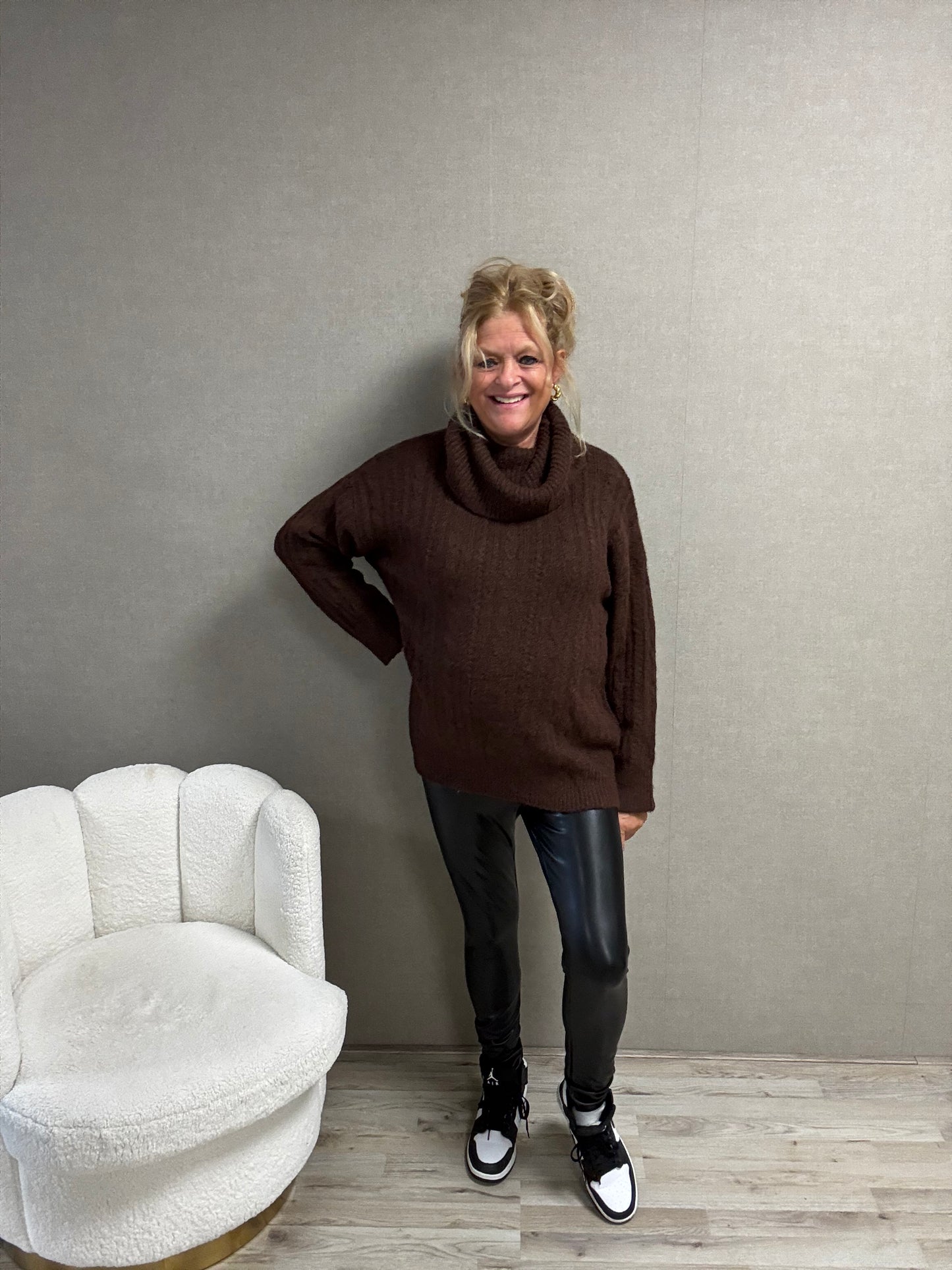 Coltrui Romy – Oversized Trui met Ruime Col Bruin