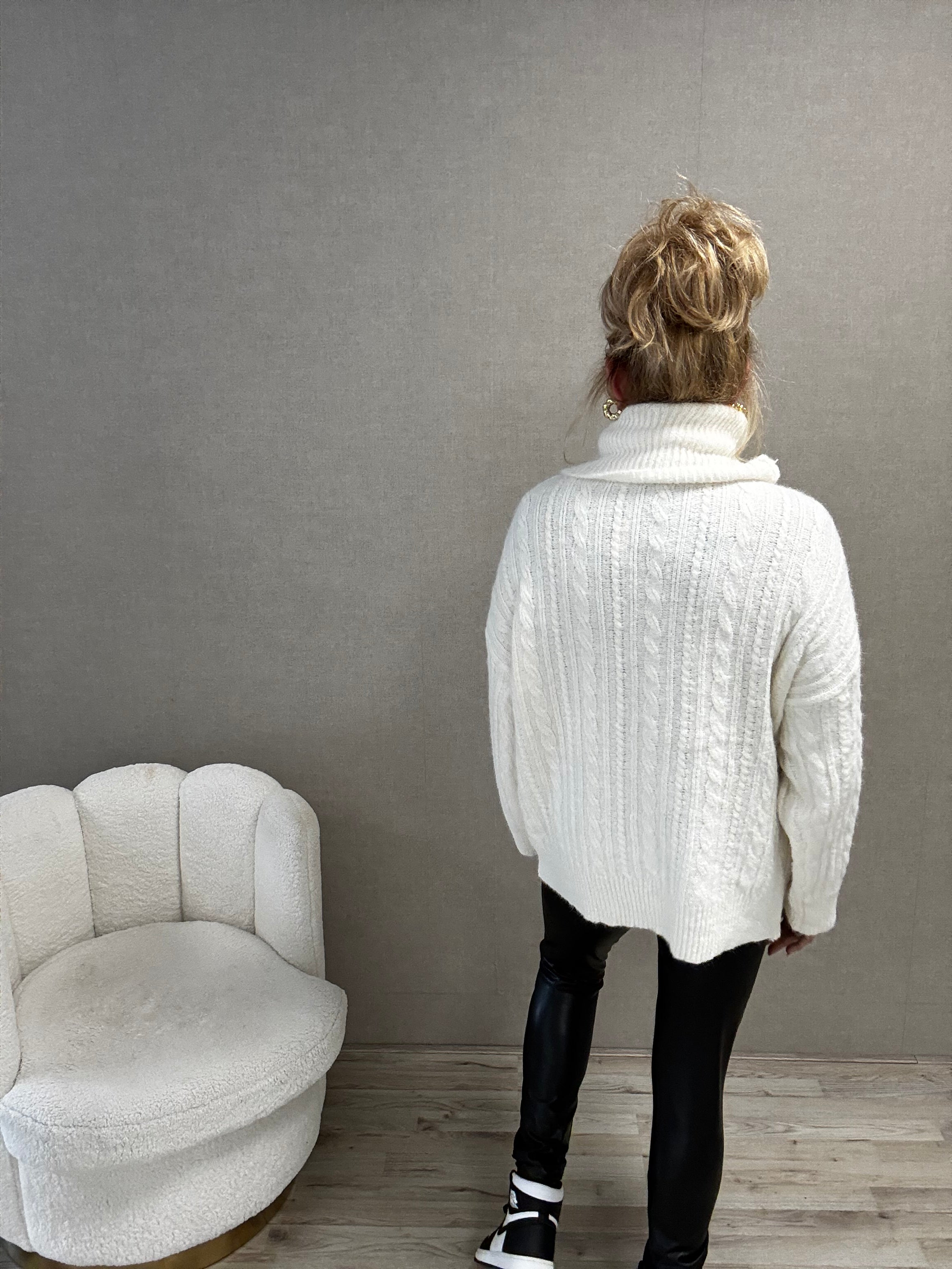 Coltrui Romy – Oversized Trui met Ruime Col Offwhite