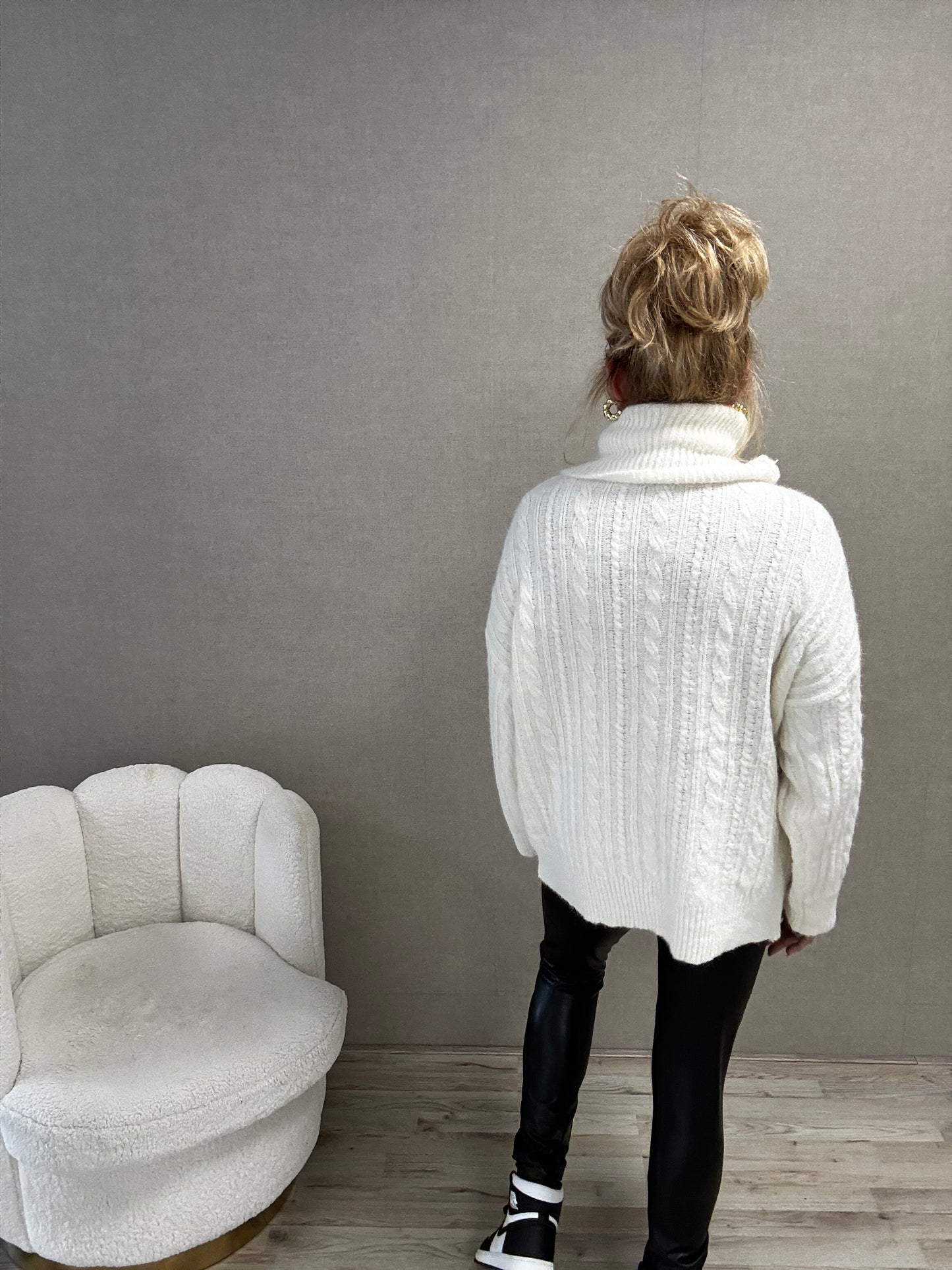 Coltrui Romy – Oversized Trui met Ruime Col Offwhite