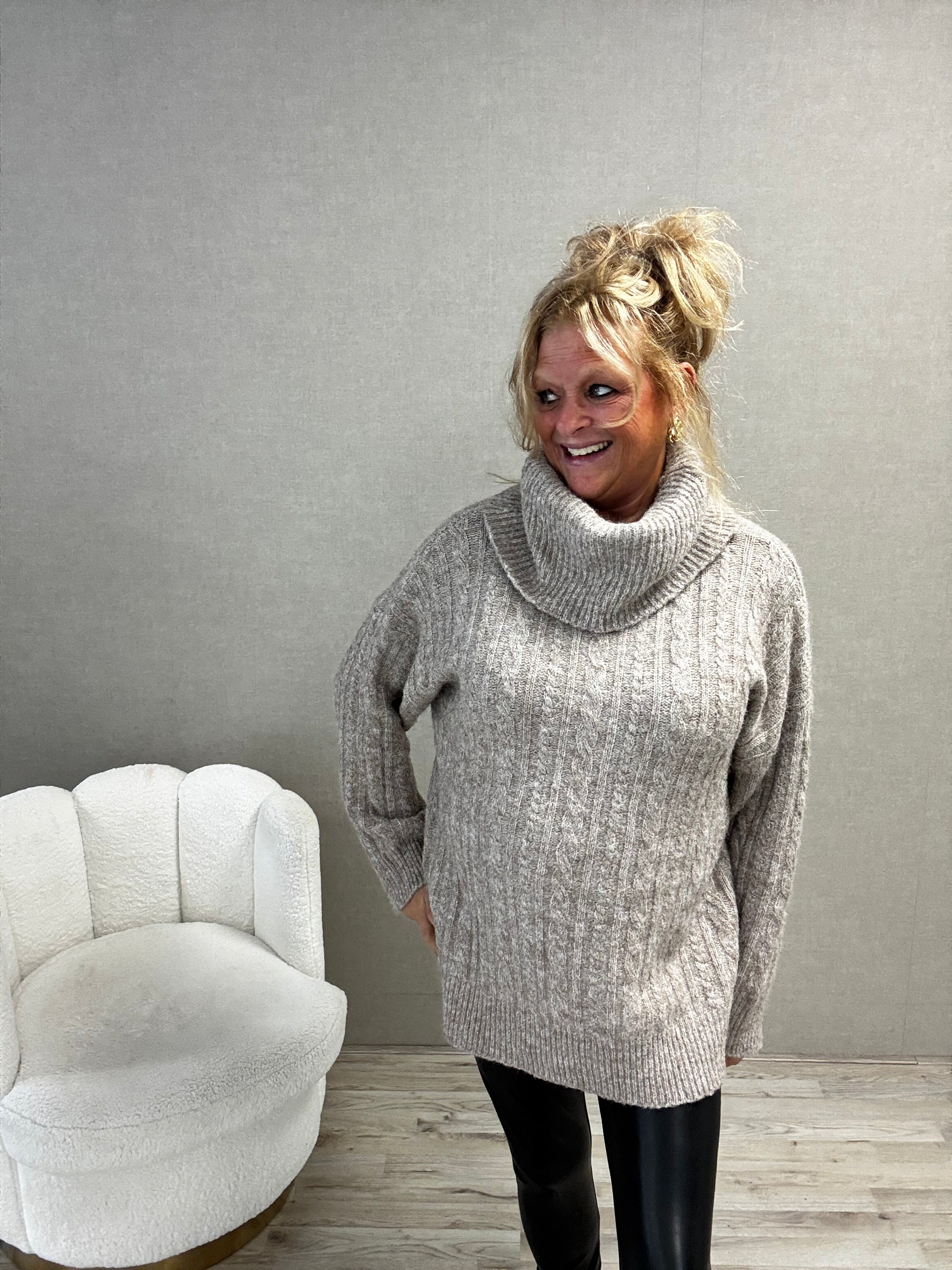 Coltrui Romy – Oversized Trui met Ruime Col Grijs