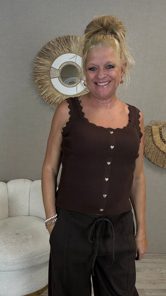 By Clara Rib Top met Hartjesknoopjes Bruin - Nancfashion
