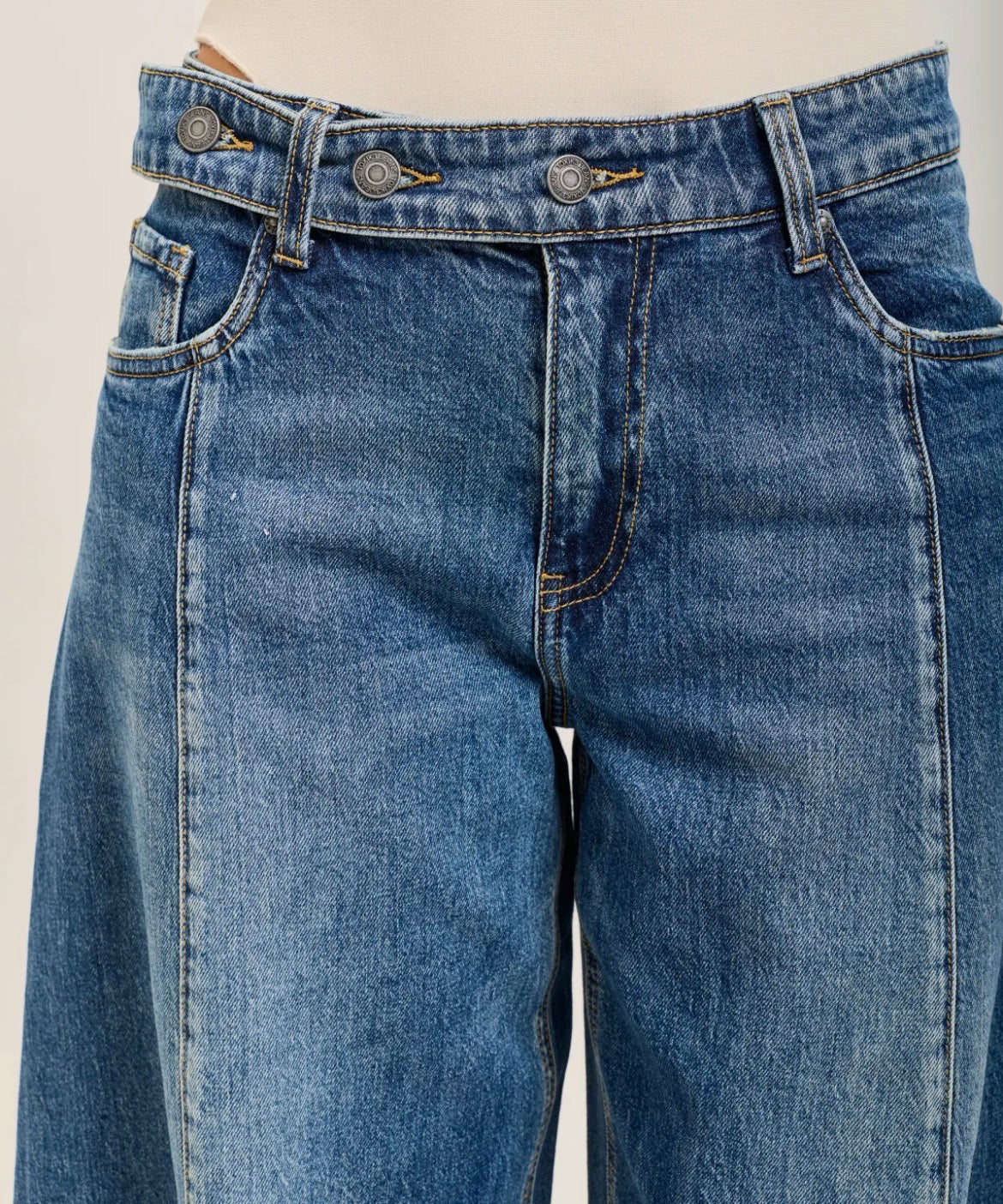 TOXIK3 STRETCHDENIM BALLONJEANS MET KNOPEN AAN DE VOORKANT