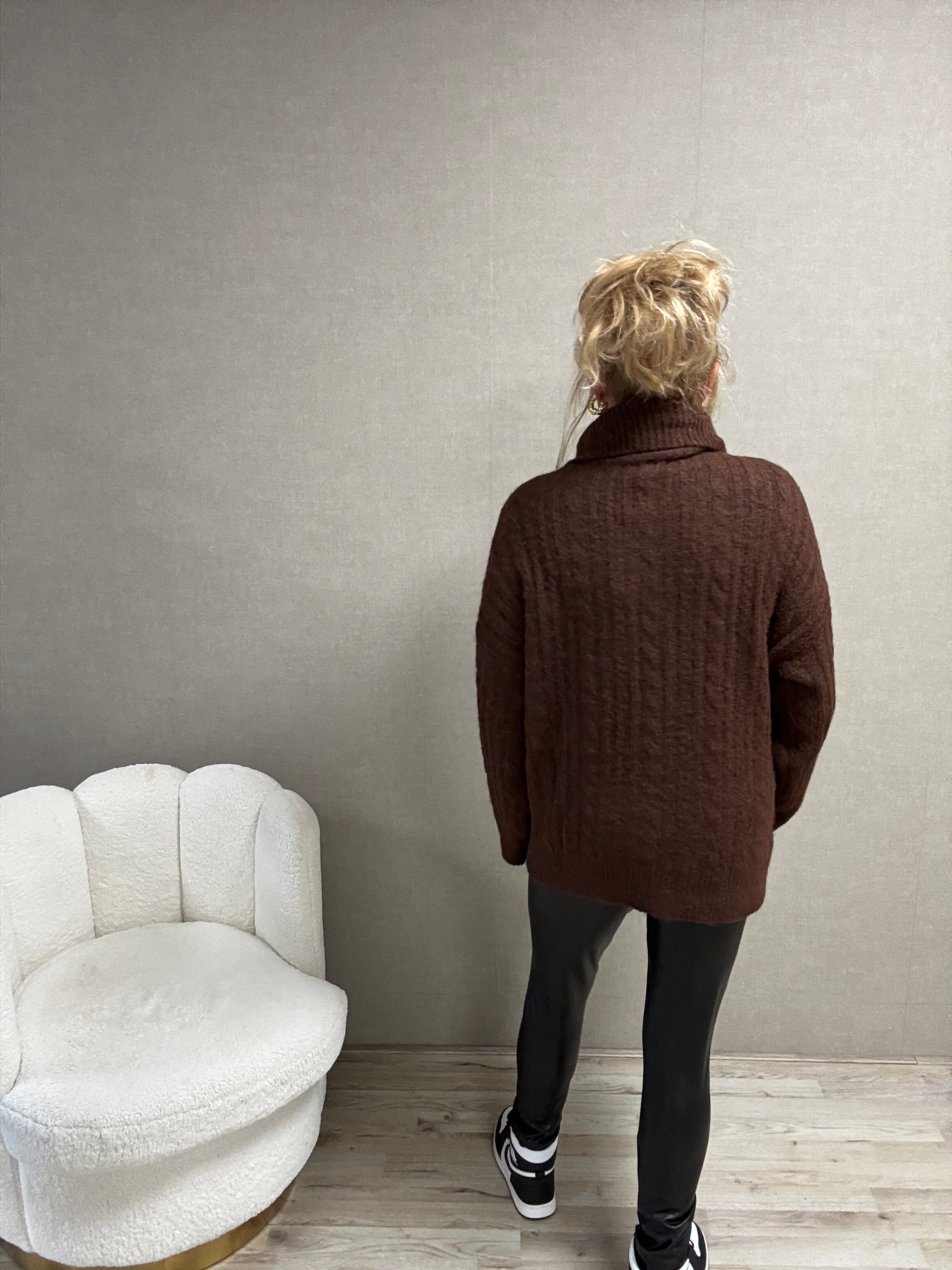 Coltrui Romy – Oversized Trui met Ruime Col Bruin