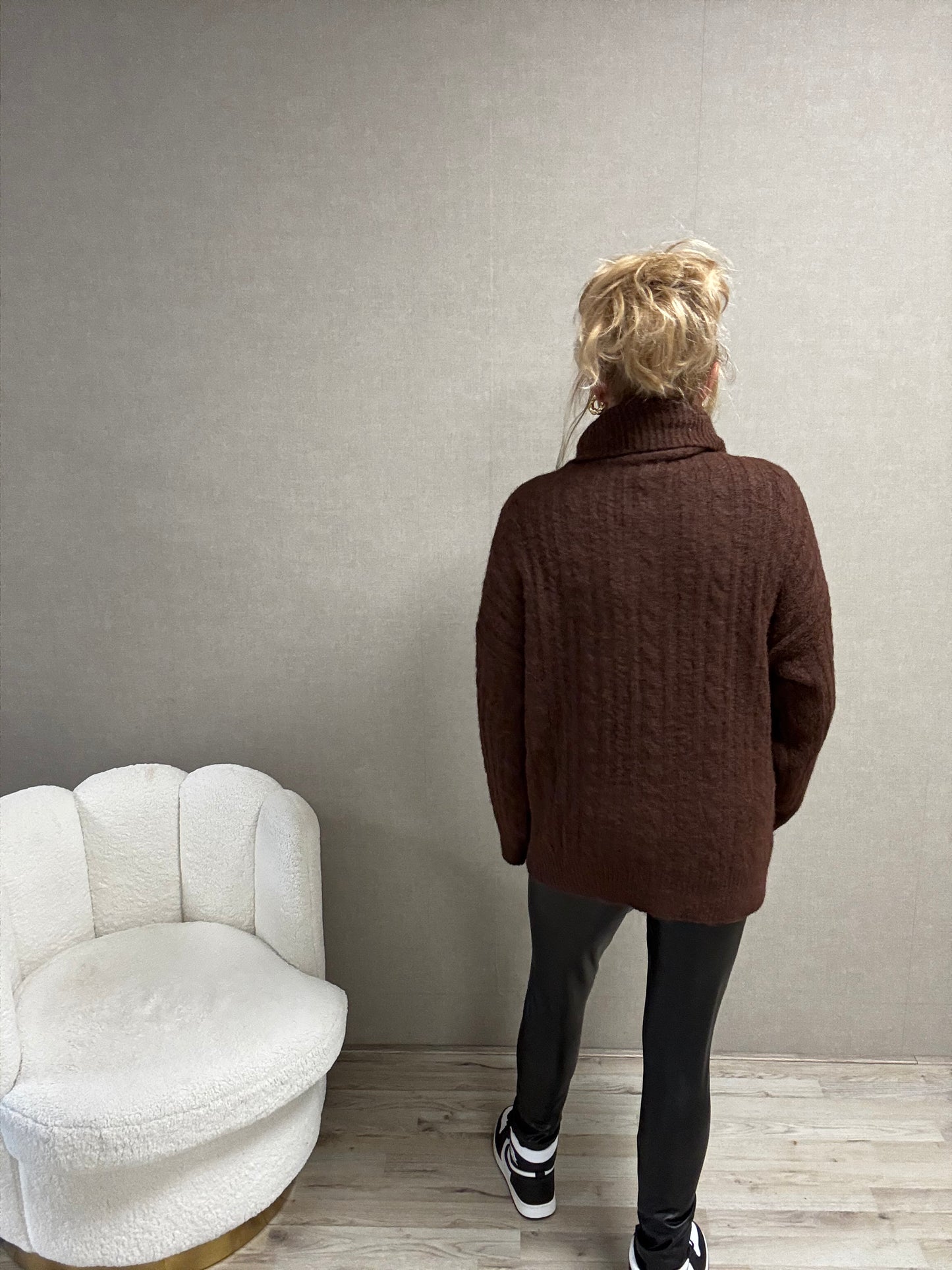 Coltrui Romy – Oversized Trui met Ruime Col Bruin