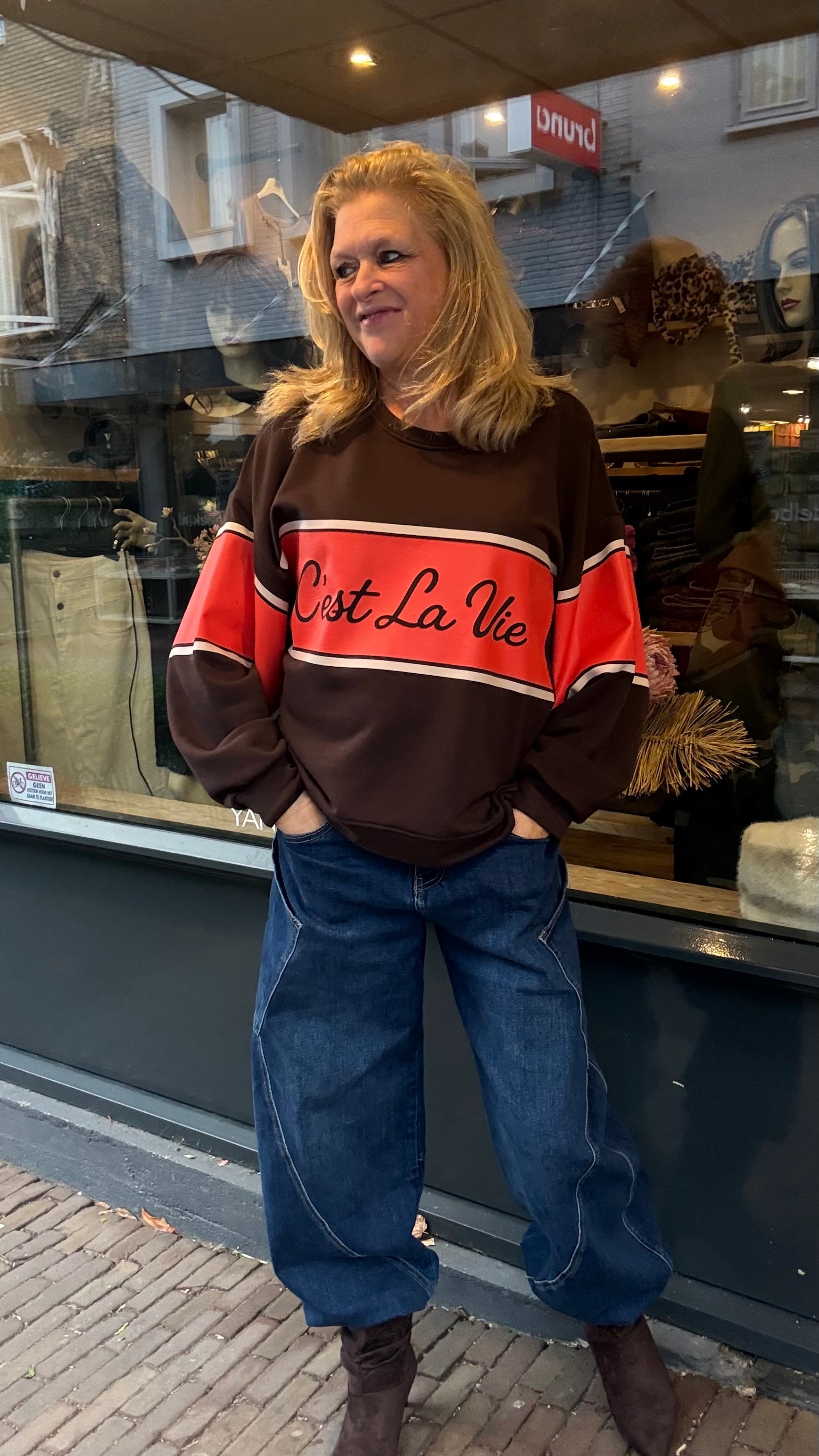 Sweater C’est La Vie Bruin/Rood