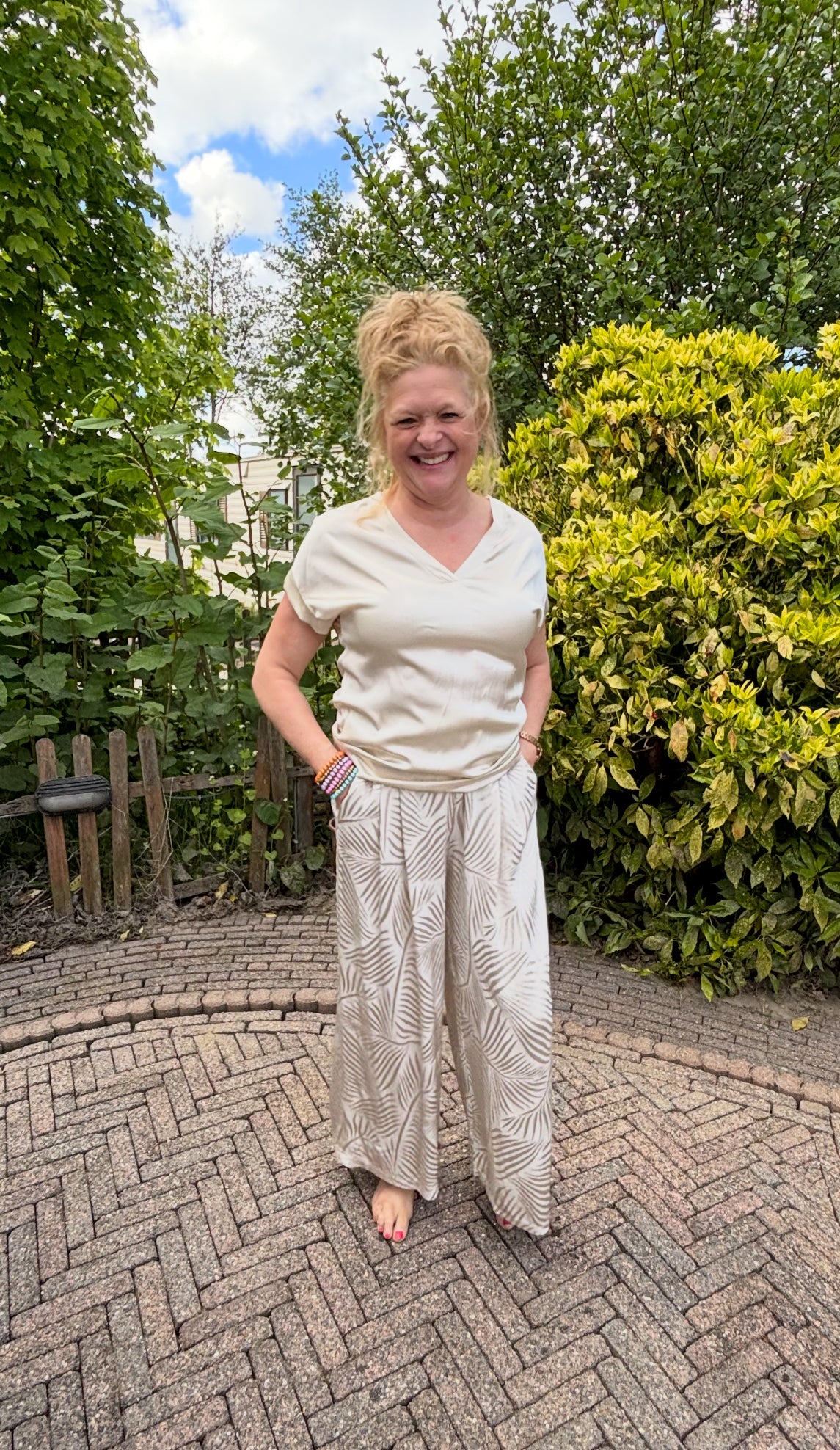 Lichtbeige glans shirt van Vera Jo