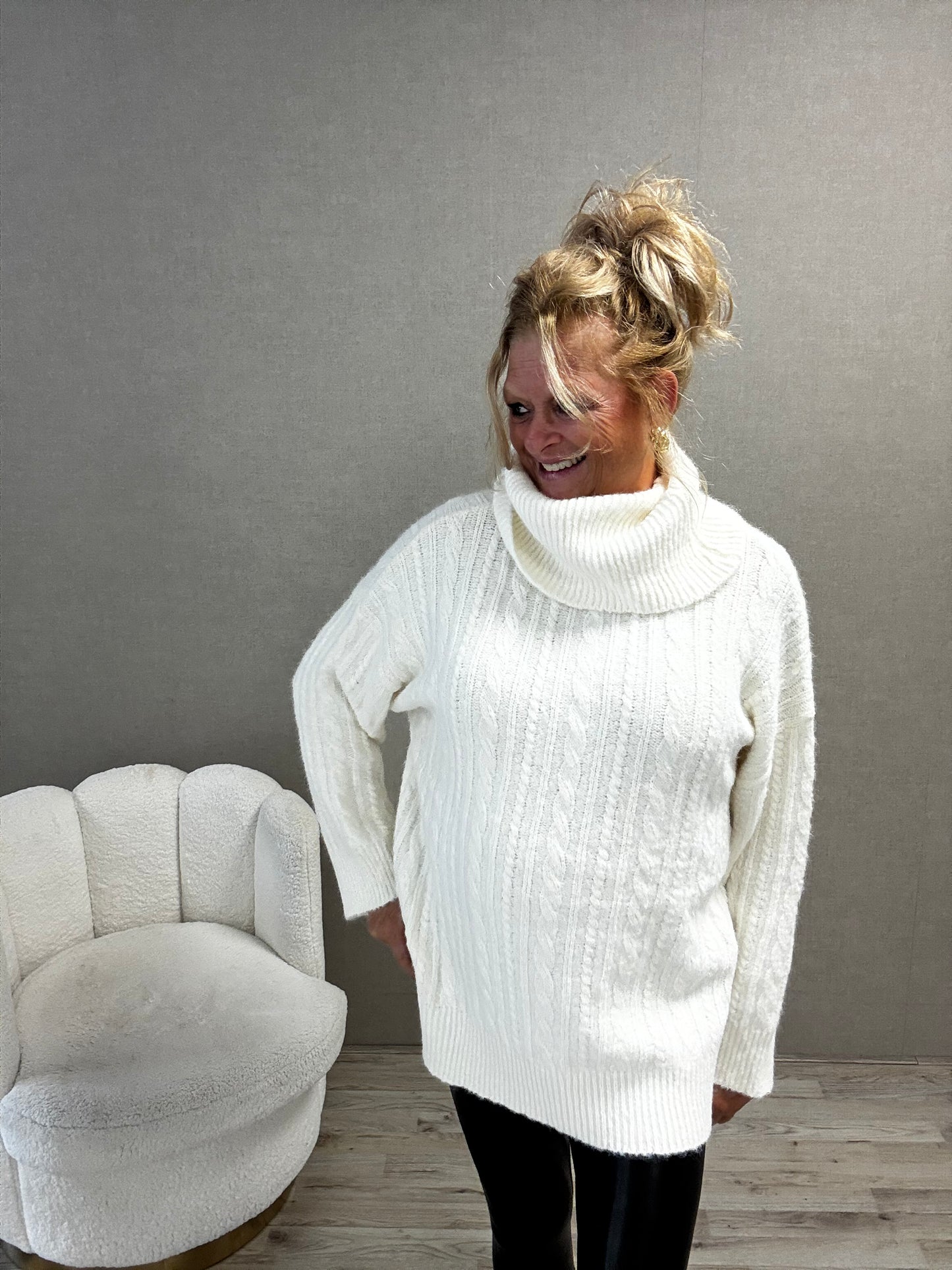 Coltrui Romy – Oversized Trui met Ruime Col Offwhite