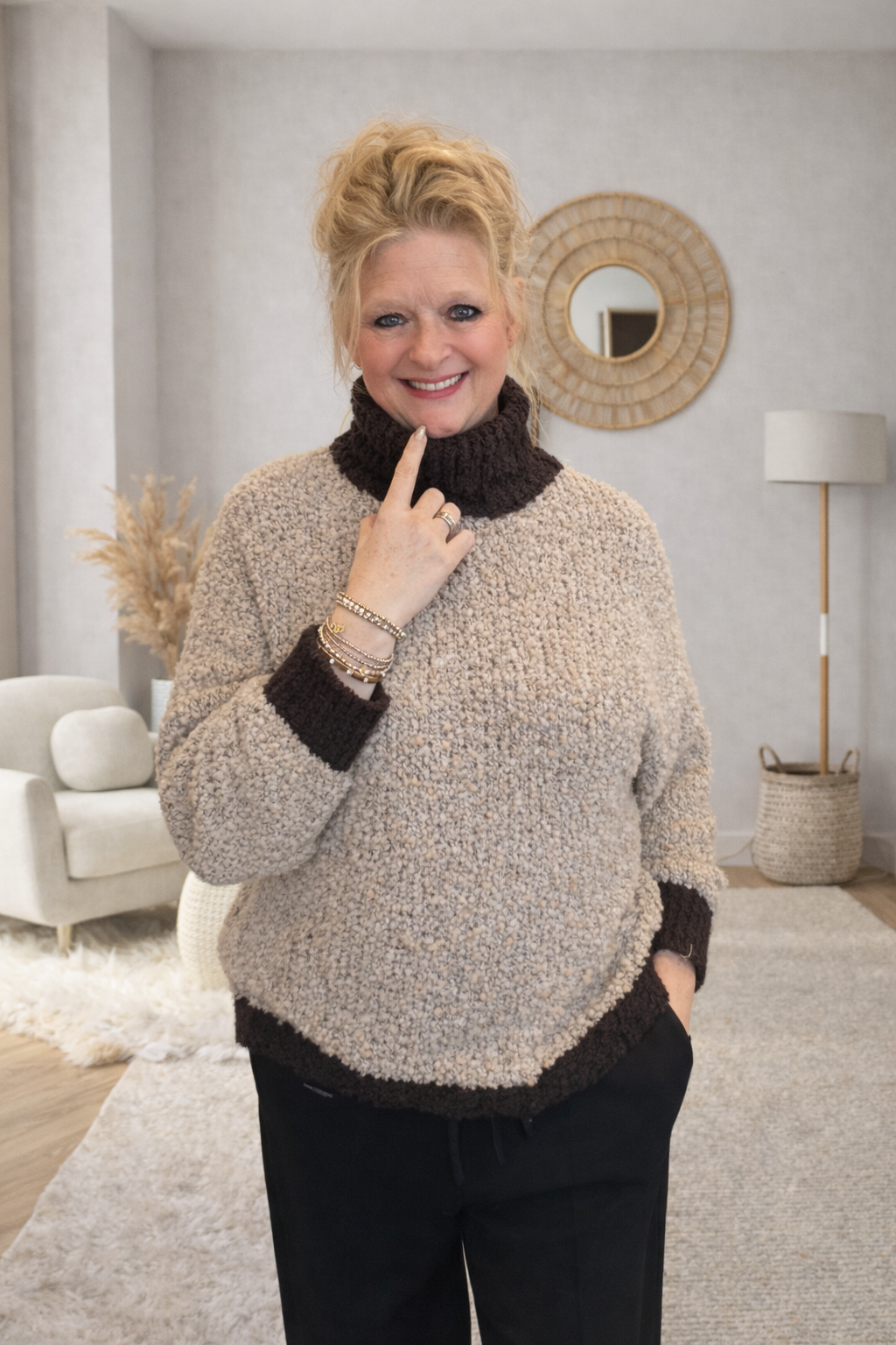 Bouclé trui met luchtige col – beige/bruin