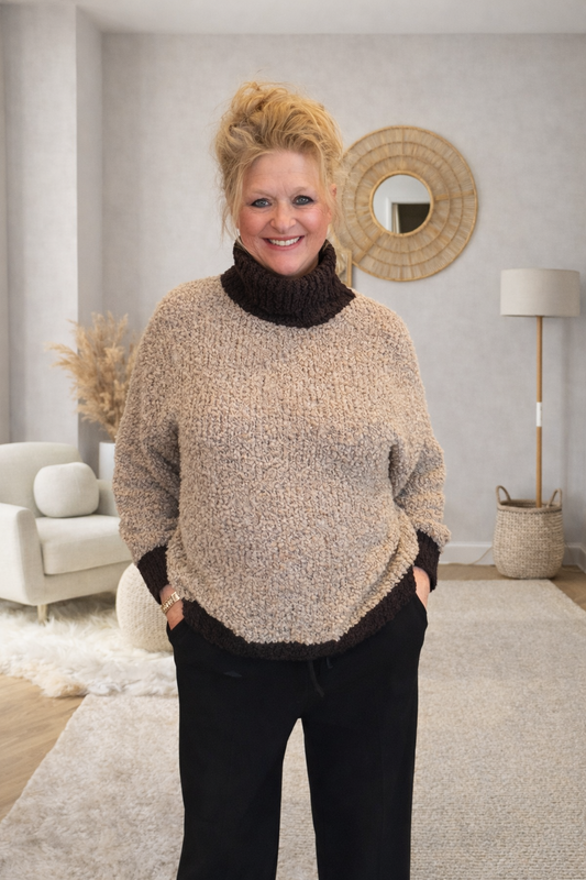 Bouclé trui met luchtige col – beige/bruin