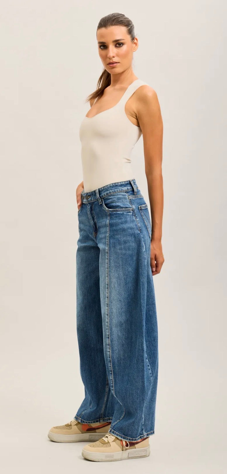 TOXIK3 STRETCHDENIM BALLONJEANS MET KNOPEN AAN DE VOORKANT