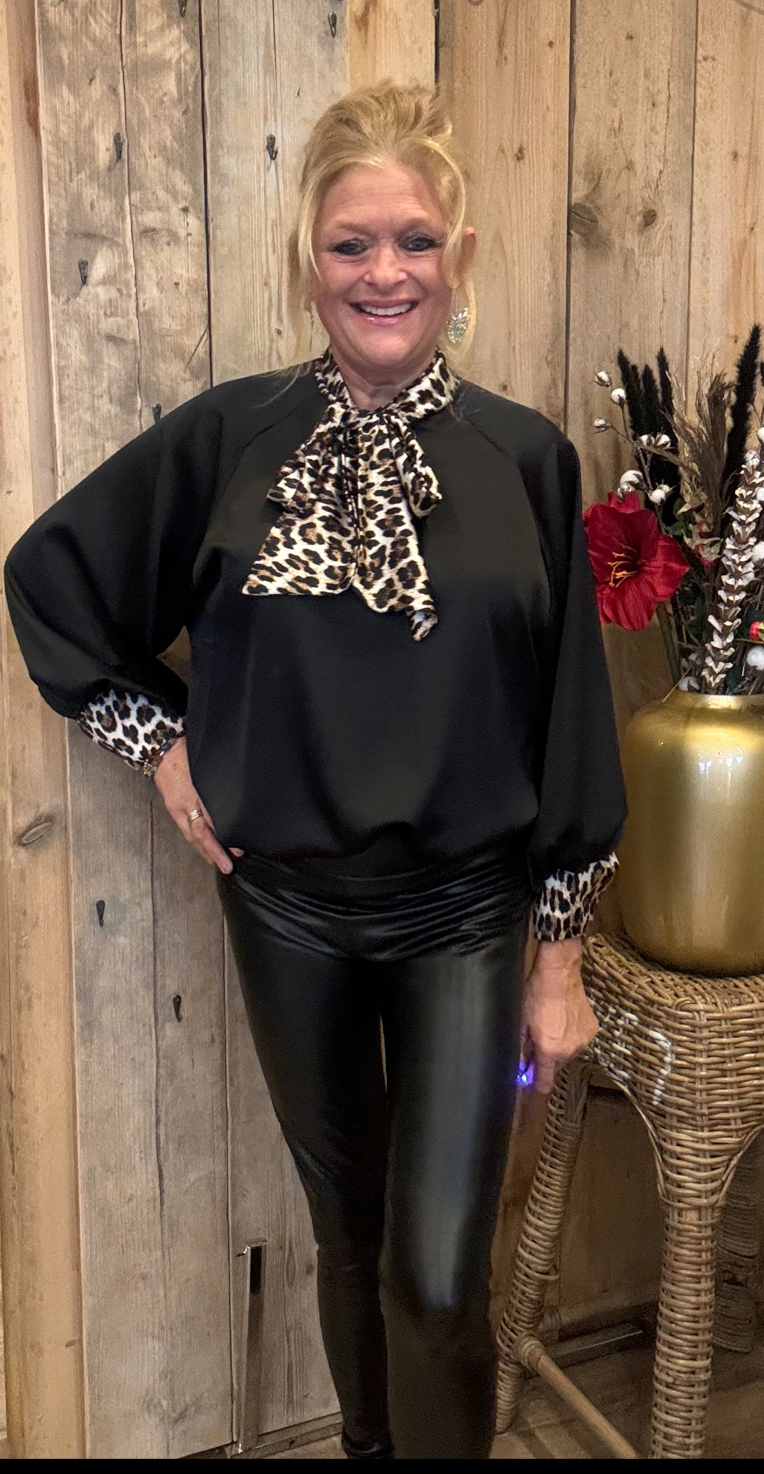 Silky Blouse Zwart met Leopard strik