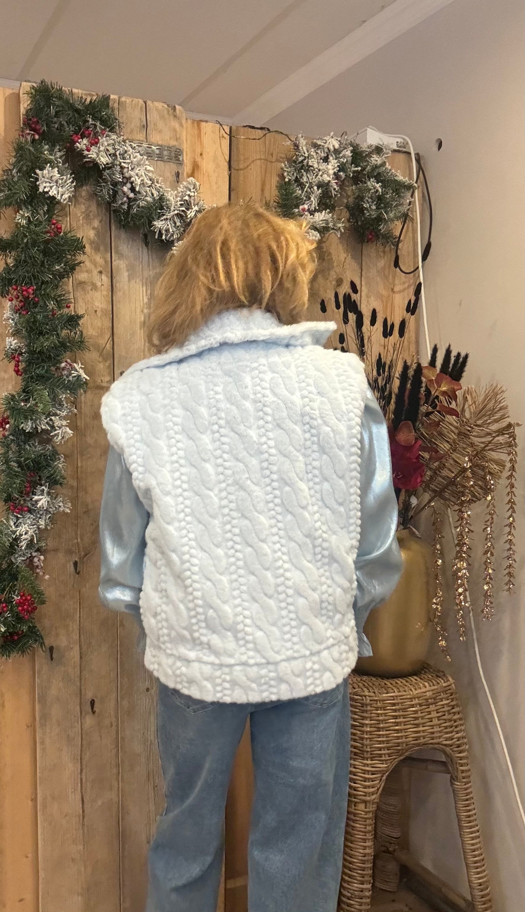 Lichtblauwe faux fur bodywarmer van Mooij