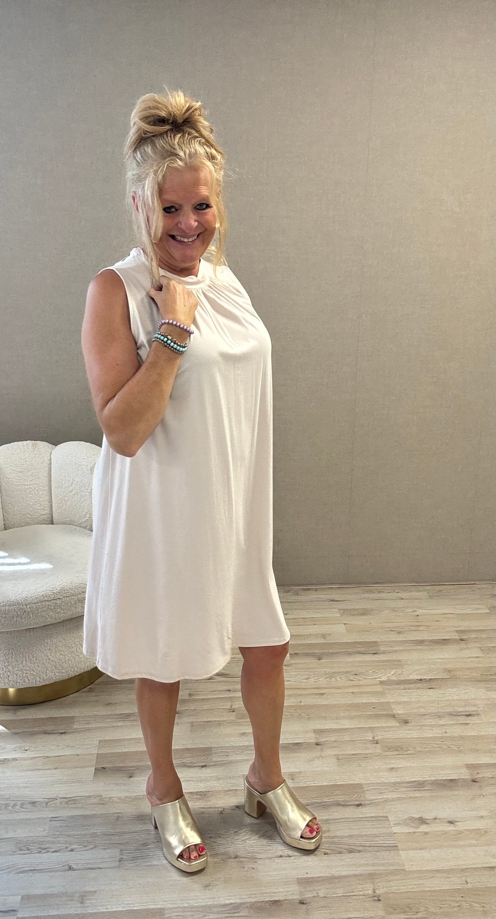 Halter Jurk Mooij Beige