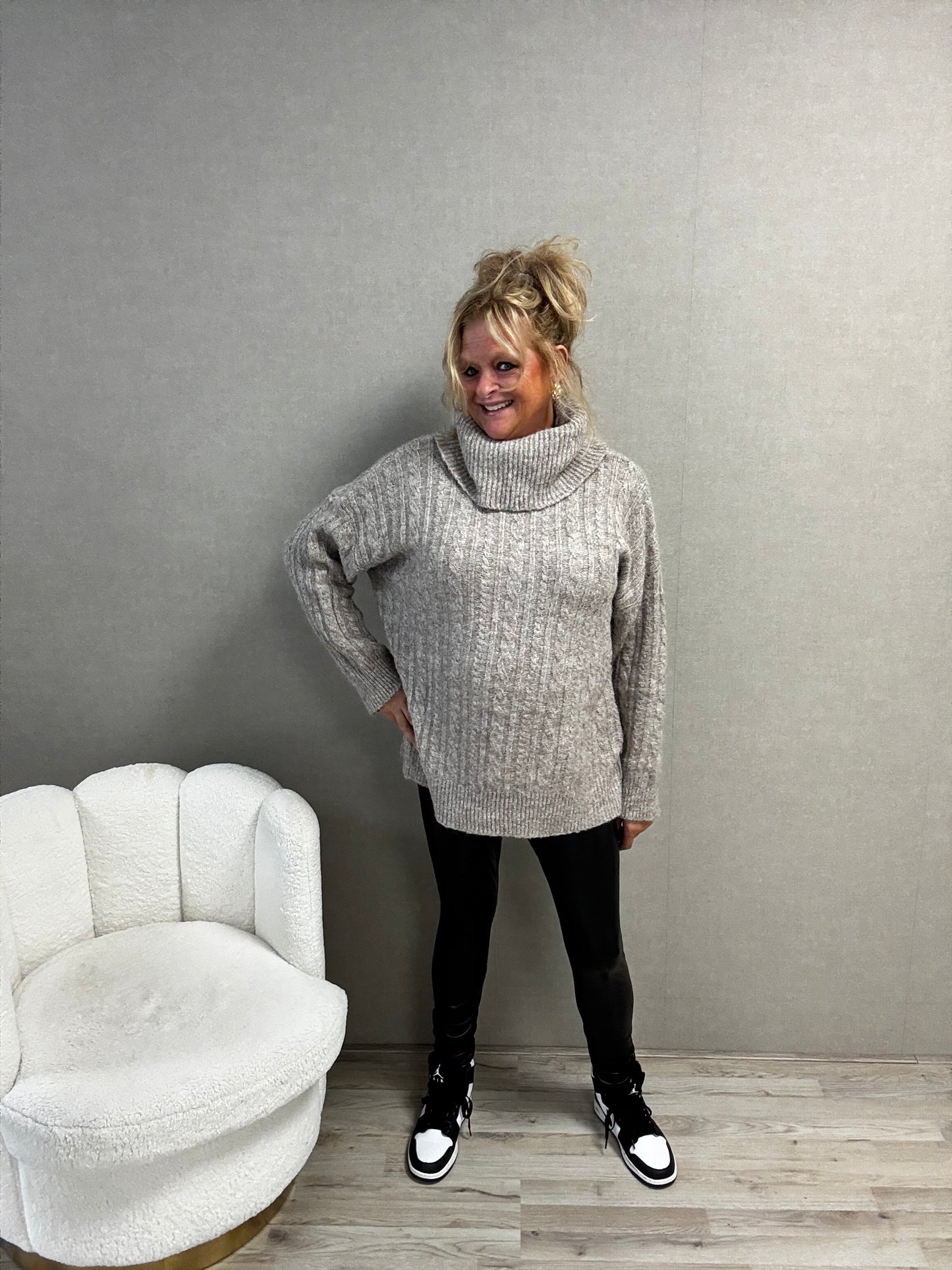 Coltrui Romy – Oversized Trui met Ruime Col Grijs