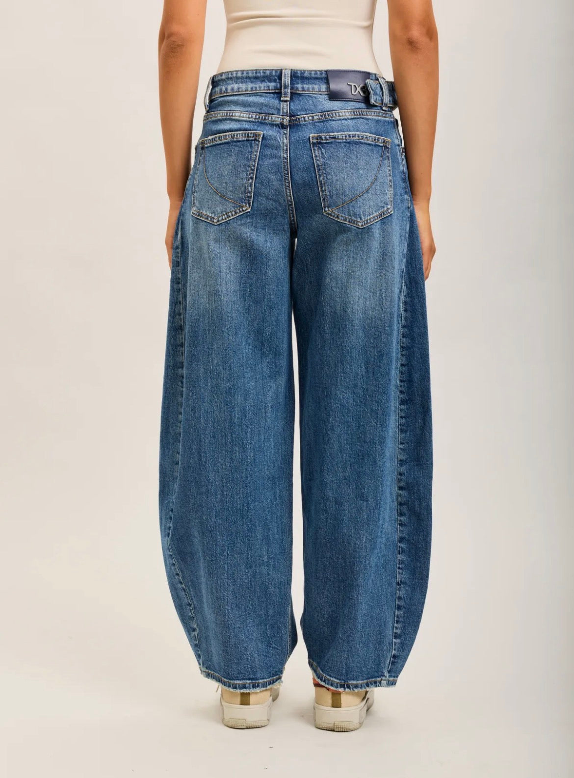 TOXIK3 STRETCHDENIM BALLONJEANS MET KNOPEN AAN DE VOORKANT