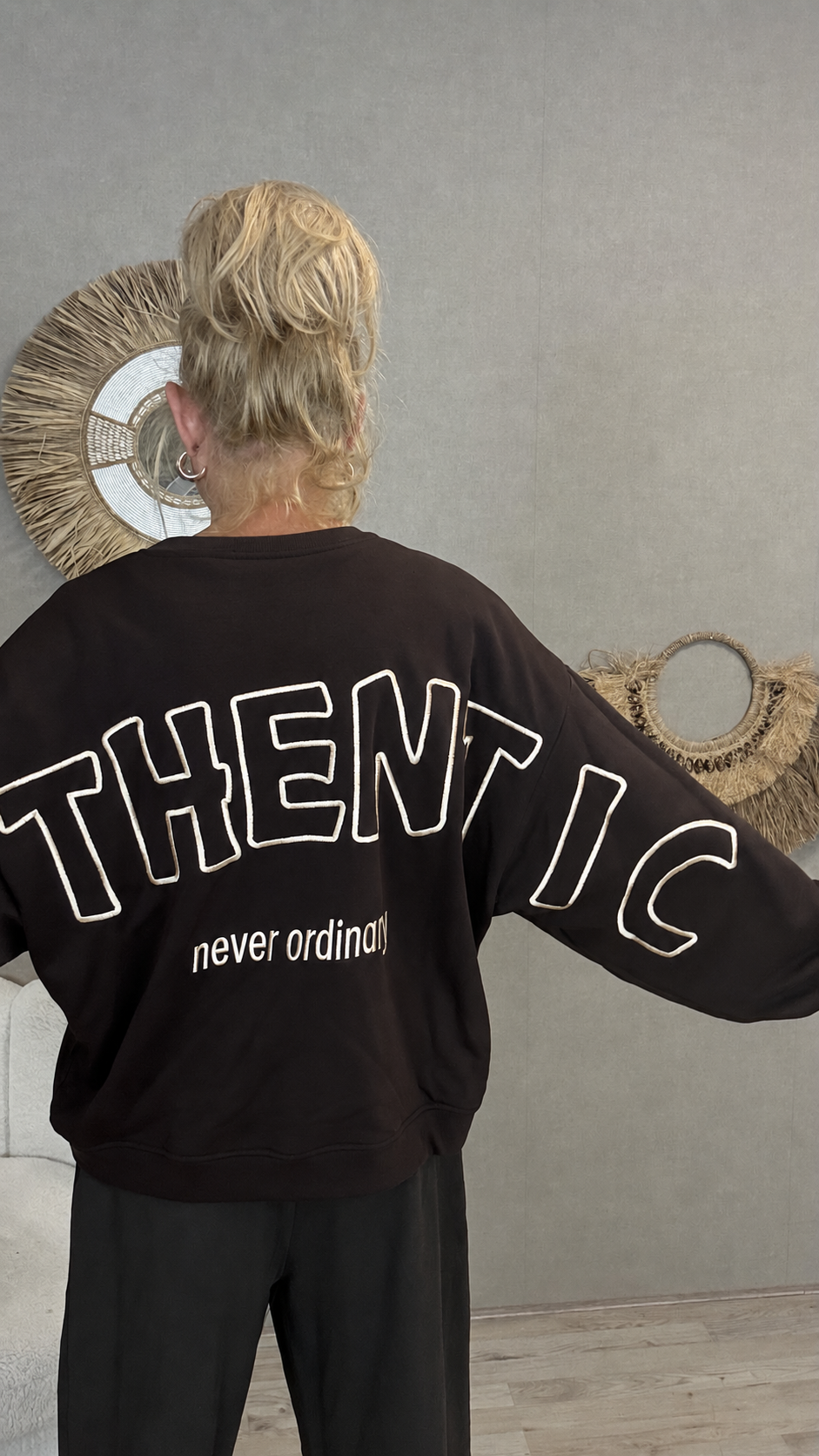 Mooij Sweater Never Ordinary Bruin
