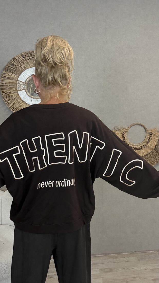 Mooij Sweater Never Ordinary Bruin