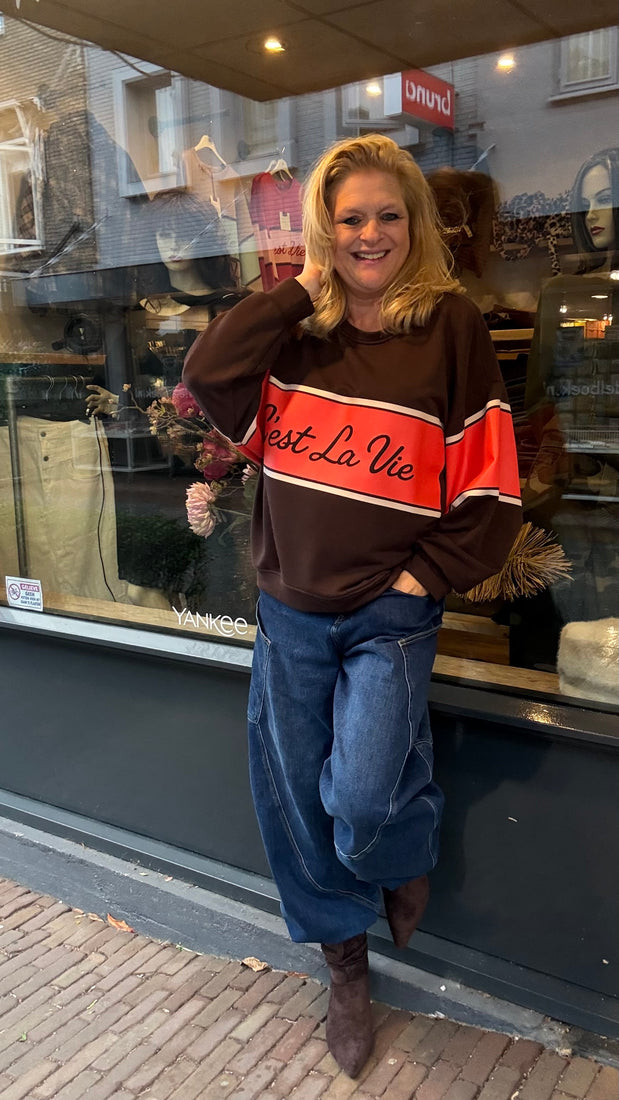 Sweater C’est La Vie Bruin/Rood