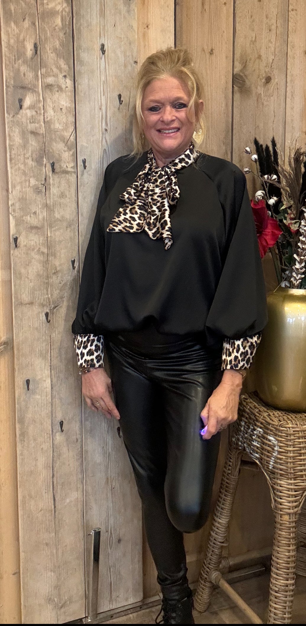 Silky Blouse Zwart met Leopard strik