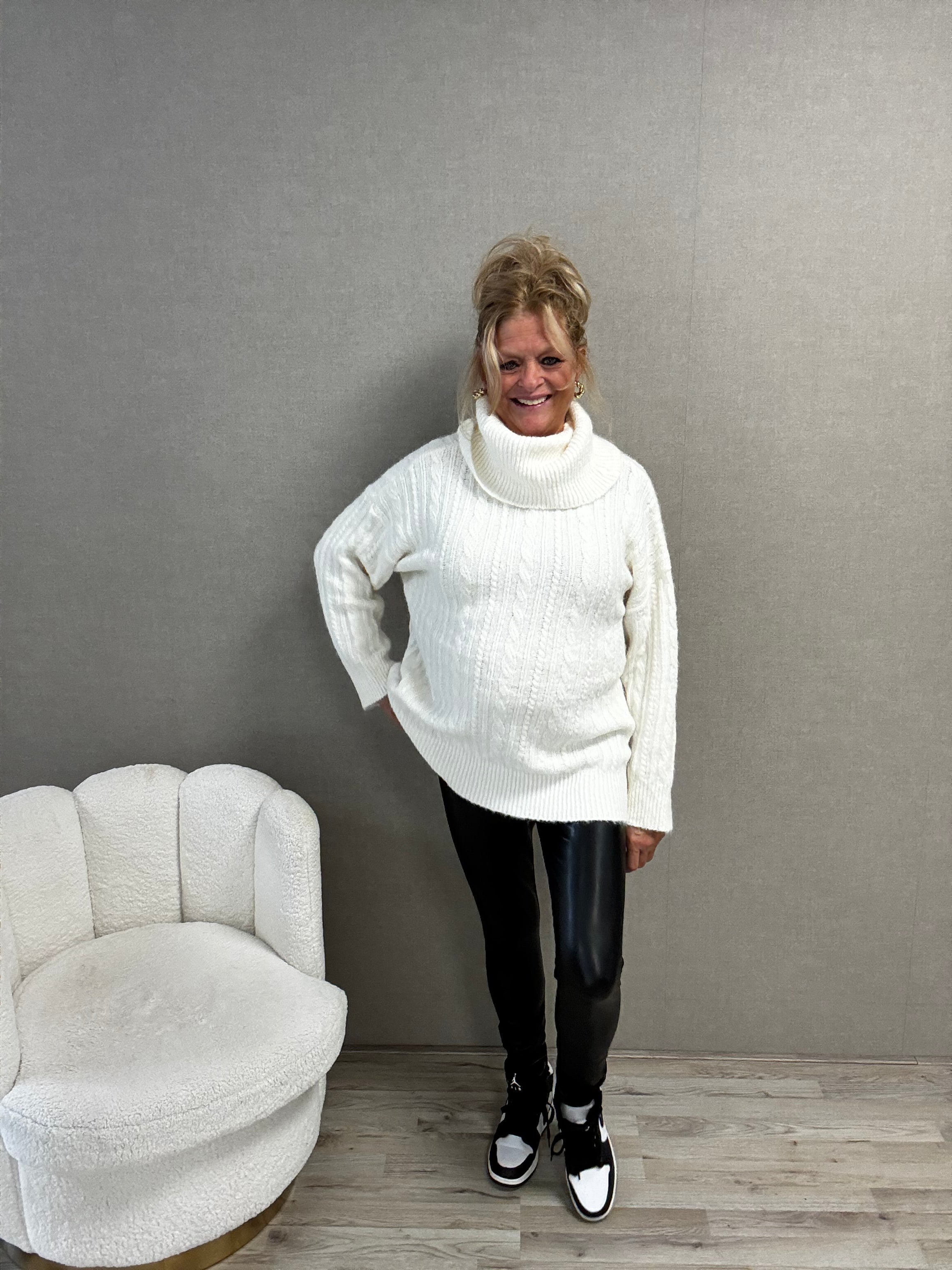 Coltrui Romy – Oversized Trui met Ruime Col Offwhite