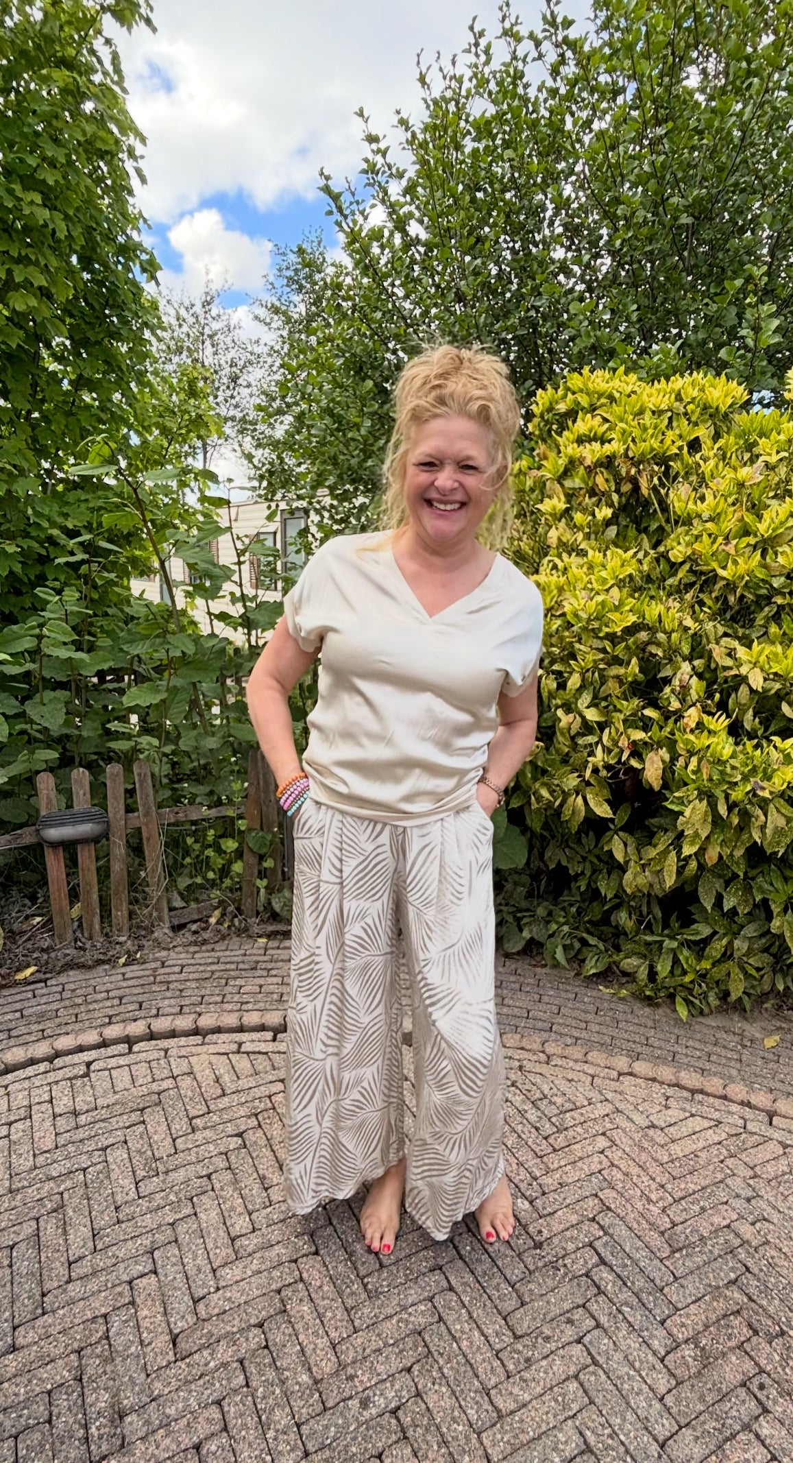 Lichtbeige glans shirt van Vera Jo
