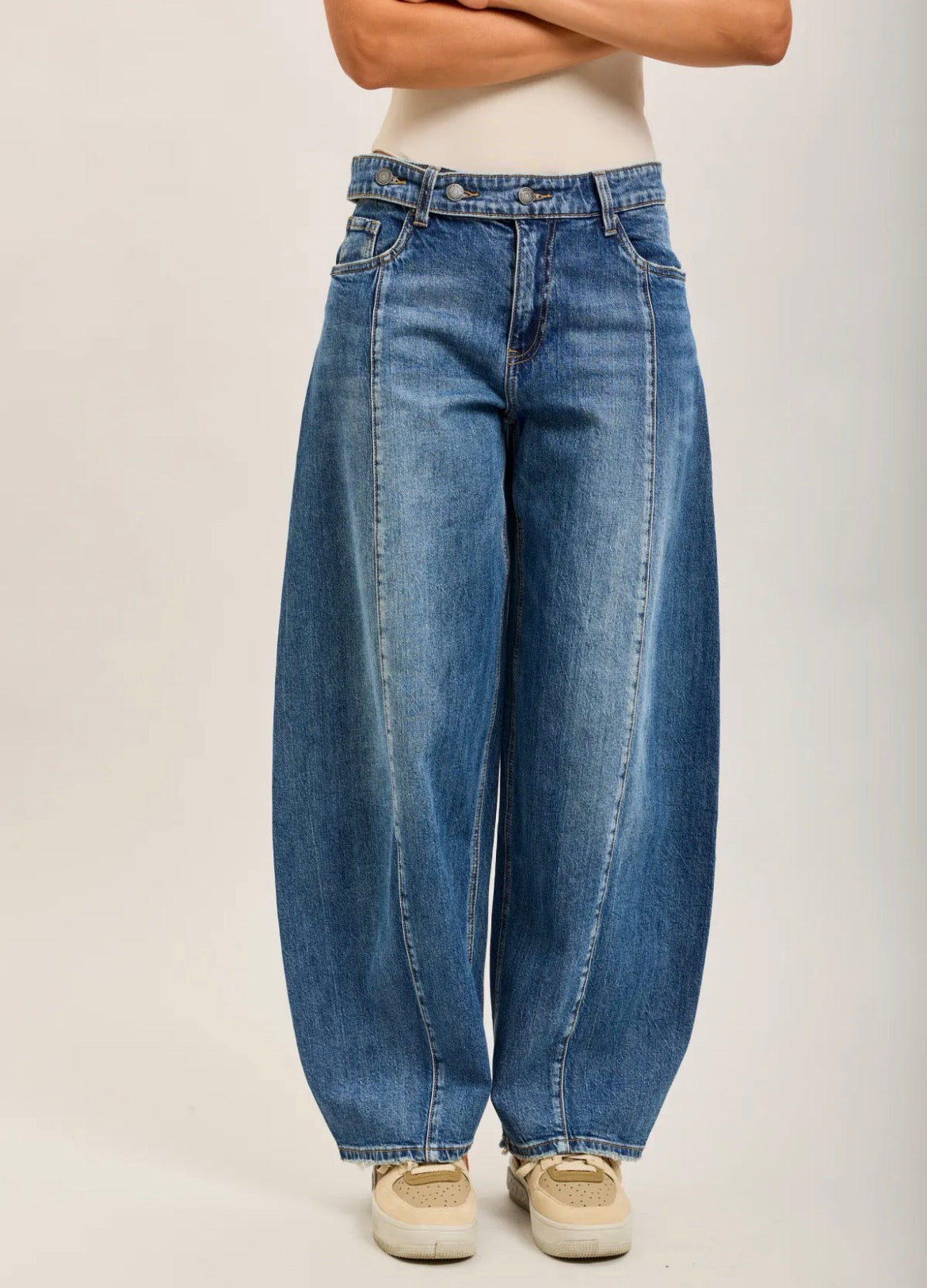 TOXIK3 STRETCHDENIM BALLONJEANS MET KNOPEN AAN DE VOORKANT
