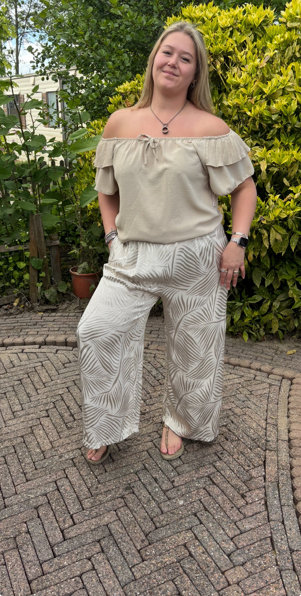 Beige palm pantalon van Wiya