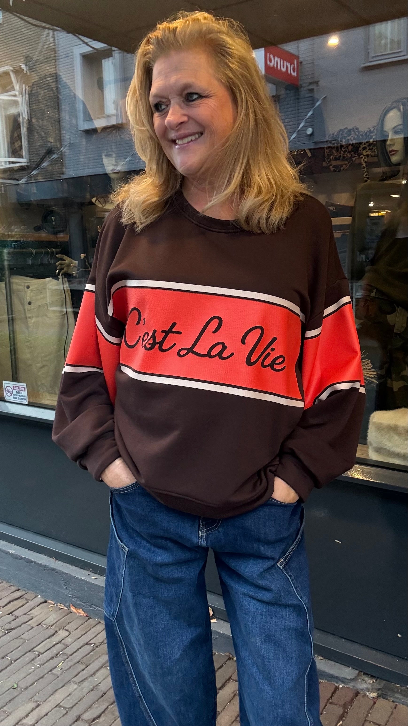 Sweater C’est La Vie Bruin/Rood