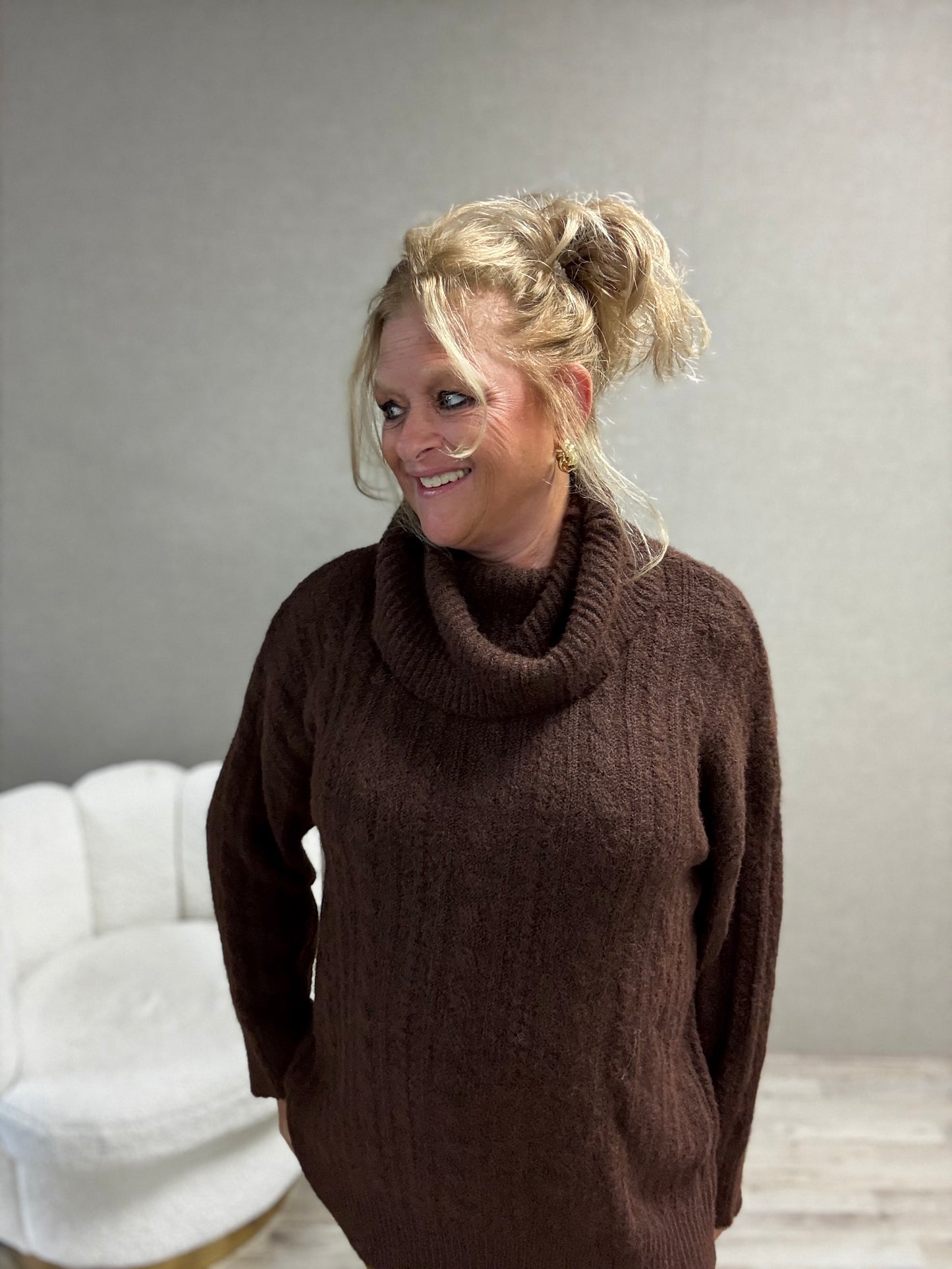 Coltrui Romy – Oversized Trui met Ruime Col Bruin