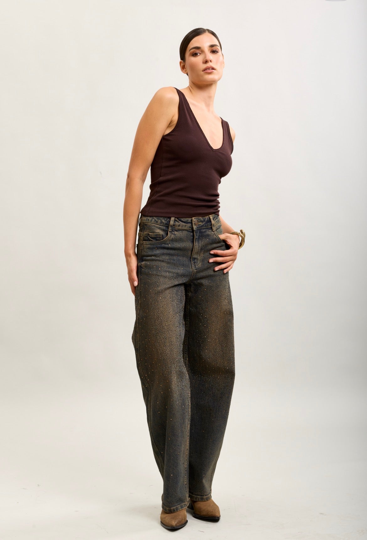TOXIK3 STRETCH DENIM BALLONJEANS MET VOLLEDIGE STRASSSTEENTJES