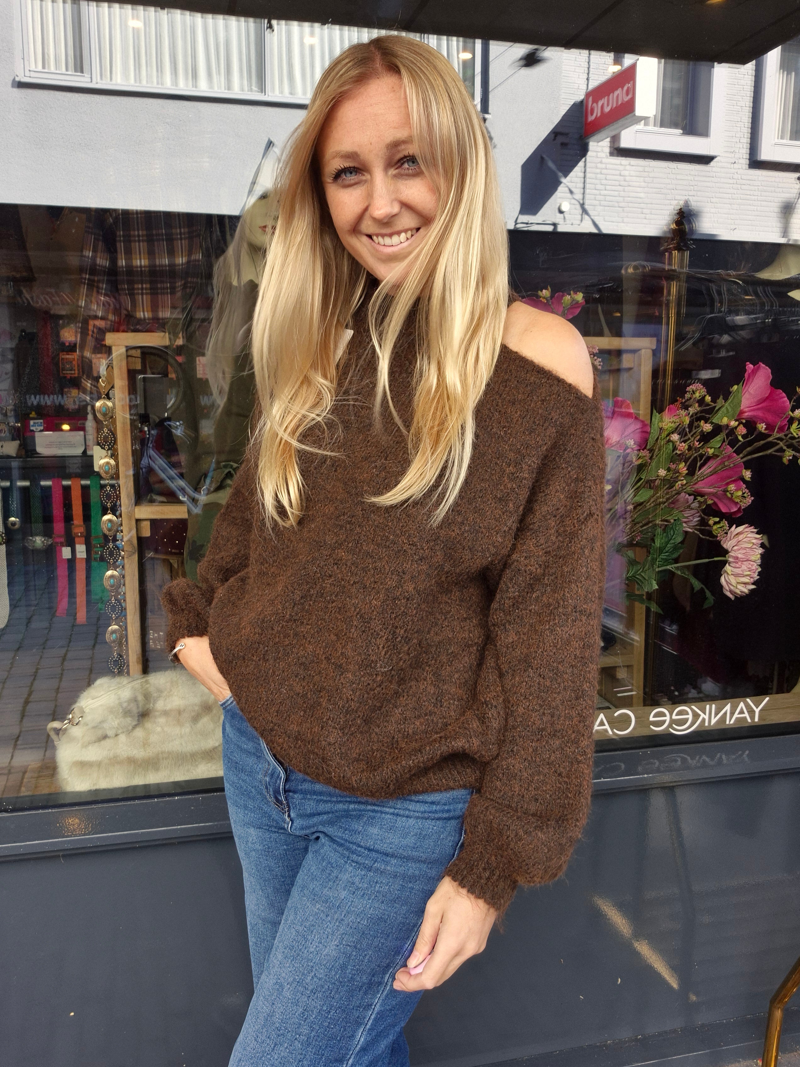 Open-shoulder trui Nikkie bruin - Nancfashion