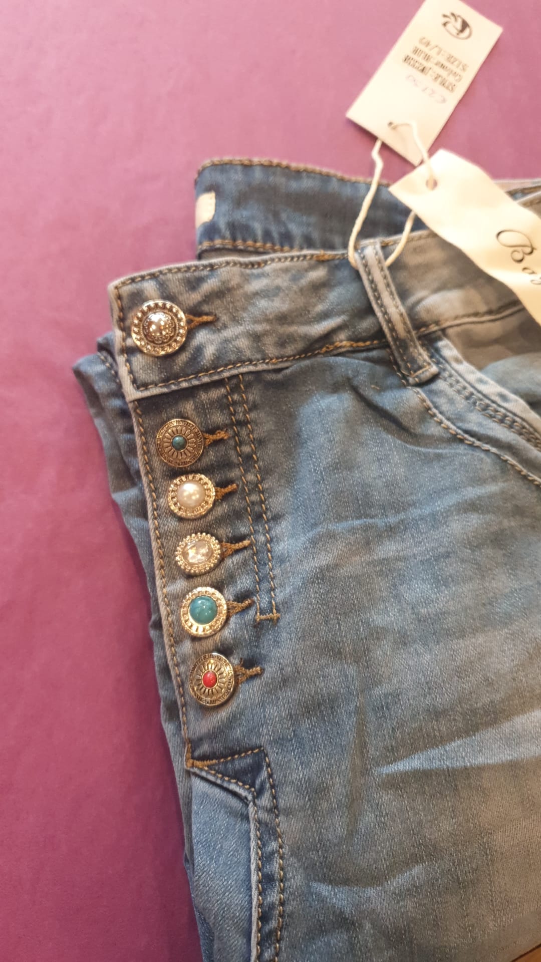 Jewelly jeans met gekleurde knopen –